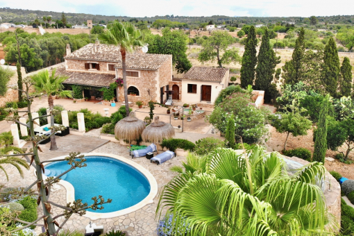Finca de piedra natural muy bien cuidada y ajardinada con piscina, fotovoltaica, aire acondicionado, suelo radiante cerca de Llucmajor