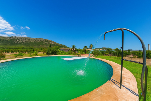 Ökologischer Swimmingpool – ehemaliger landwirtschaftlicher Wasserspeicher (Aljibe)