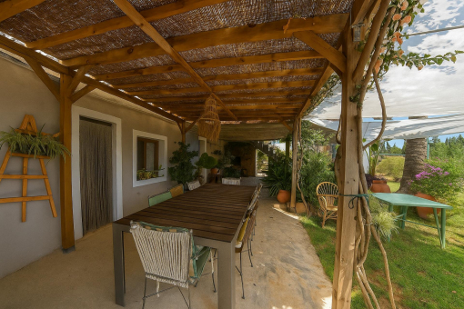 Überdachte Veranda mit Essbereich im Freien