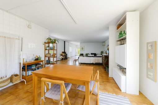 Blick vom Essbereich in den Wohnbereich des Gästeapartments