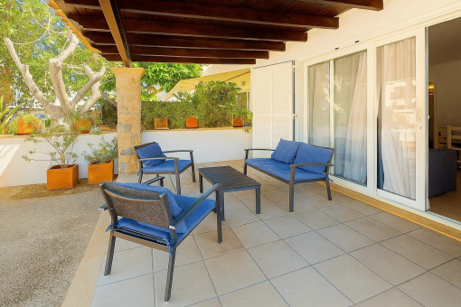 Veranda and entrance area