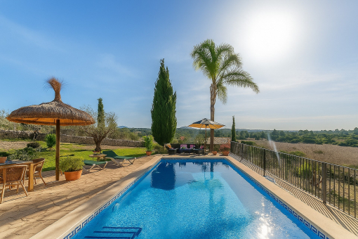 Pool mit Landschaftsblick