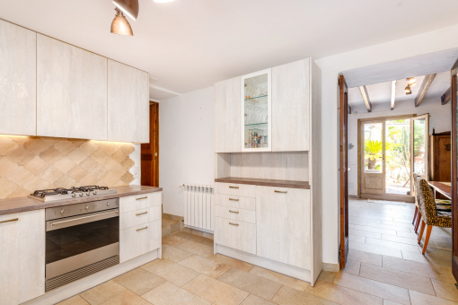 Bright kitchen with direct access to the terrace