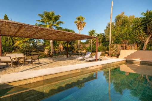 Mediterraner Pool mit Loungezone und Naturblick bei Manacor