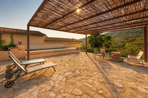 Pergola Terrasse mit Poolblick und mediterraner Landschaft