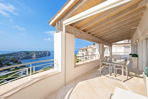 Peace and nature: panoramic views of the sea and mountains from the covered terrace