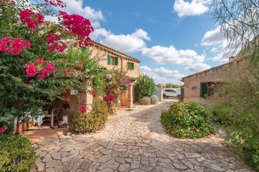 Charming finca property with guest houses and tennis court near Campos