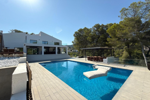 Large saltwater pool 2.1 m deep
