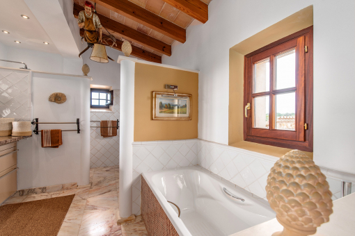 One of 2 bathrooms