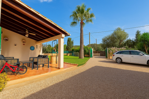 The covered terrace and the driveway