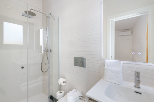 Modern bathroom en Suite with walk-in shower