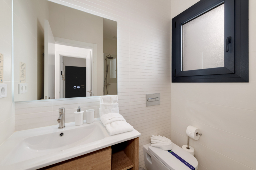 Ensuite bathroom with contemporary design