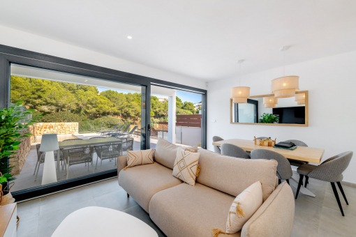 Bright living room with direct access to the terrace