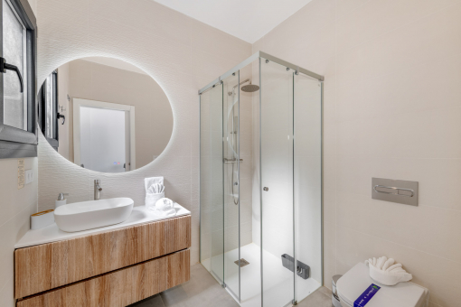 Modern bathroom en Suitewith walk-in shower