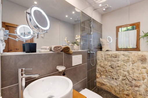 Eines der drei Badezimmer