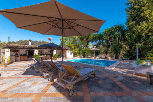 Swimmingpool umgeben von großzügigen Sonnenterrassen