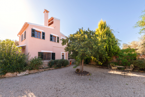 Blick auf die gepflegte Finca in ruhiger Lage bei Costitx