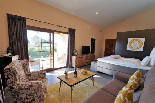 Bedroom  with bathroom en suite