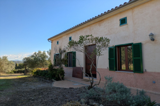 Exterior view of the finca with a well-kept garden area and traditional Mallorcan elements