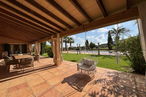 Spacious veranda with view to the swimming pool