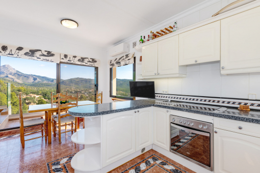 Offene Küche mit angrenzendem Essbereich