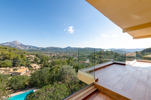 Überdachte Terrasse mit Weitblick
