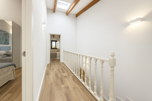 Treppenaufgang mit Lichteinlass und Galerieflur zu den Schlafzimmern