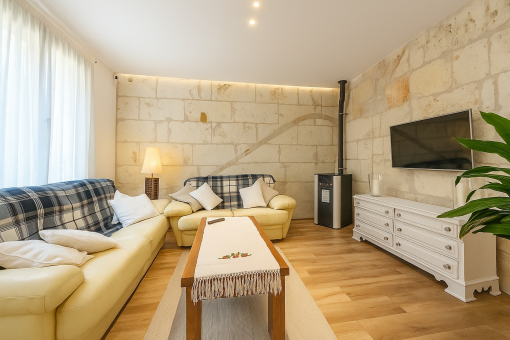 Wohnbereich mit Natursteinwand und Pelletofen