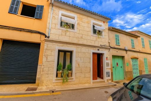 Straßenansicht der renovierten Sandsteinfassade in Santa Margalida