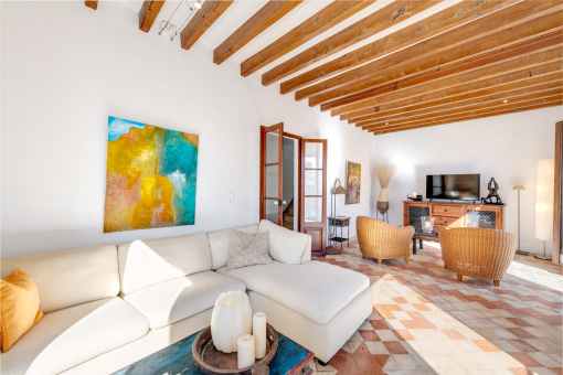 Spacious living room