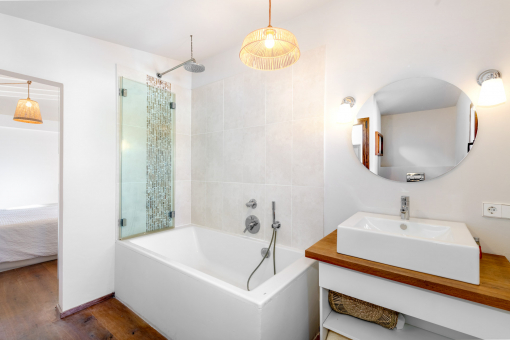 Another en-suite bathroom