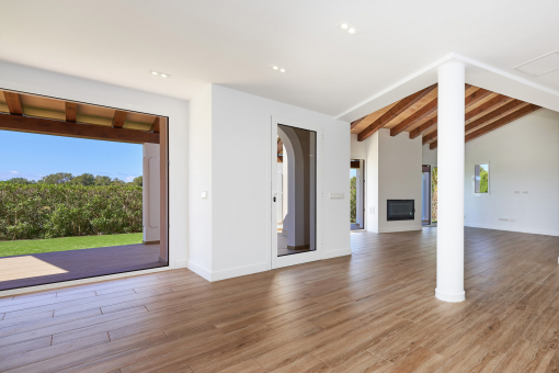 Wohnbereich mit schönen Holzbalken und Zugang zum Garten