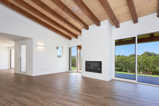 Heller Wohnbereich mit hohen Decken 