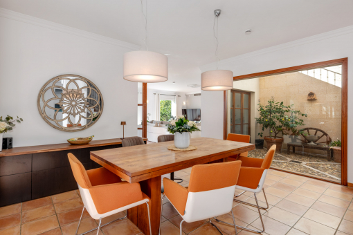 Heller Essbereich mit Blick in den Garten