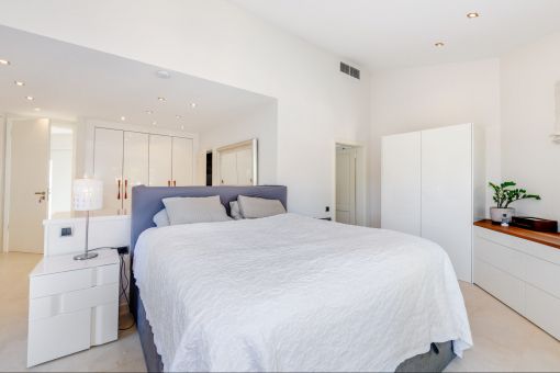 Geräumiges Masterschlafzimmer