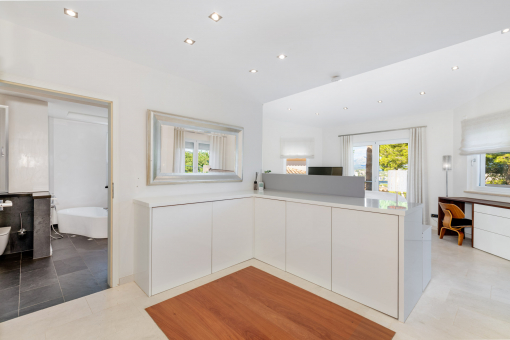 Masterschlafzimmer mit Badezimmer en suite 