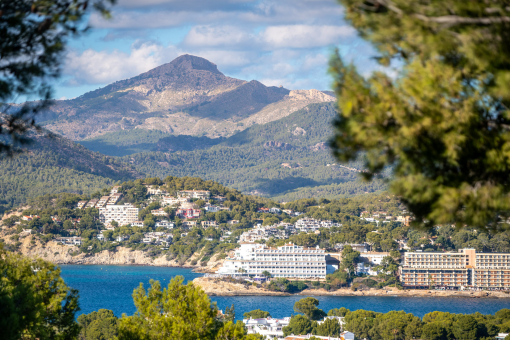 Panoramablick auf Meer, Berge und Santa Ponsa