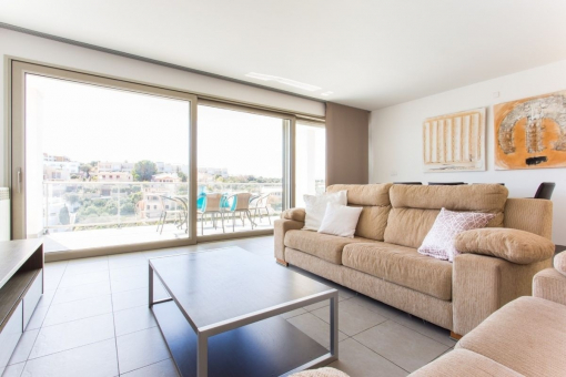 Bright living area with access to the terrace