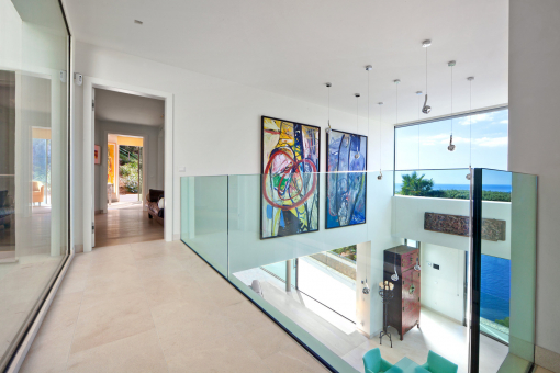 Elegante Galerie mit Panoramablick aufs Meer