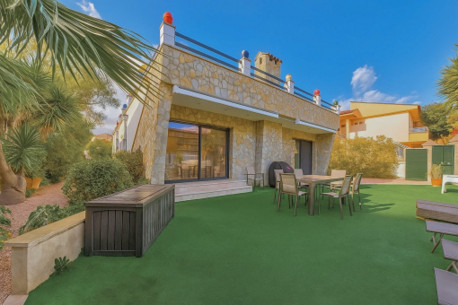 Großzügige Terrassen vor dem Wohnzimmer