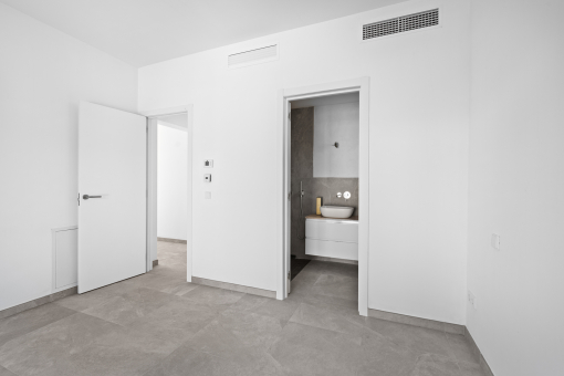 Erstes Schlafzimmer mit Bad