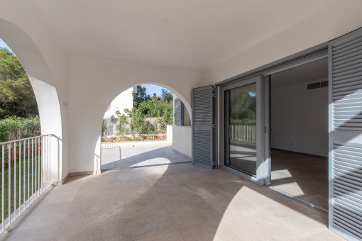 Terrasse mit Zugang zum Wohnzimmer