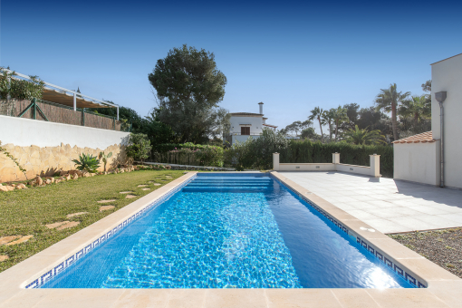 Pool vom Carport aus gesehen