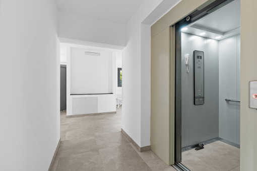 Flur mit Aufzug