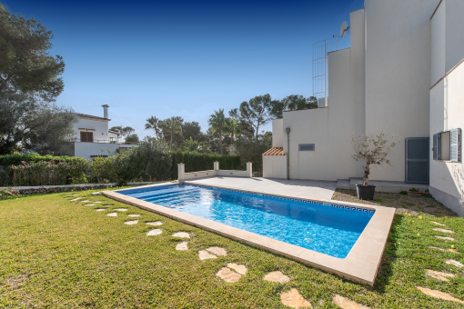 Pool von Garten aus gesehen