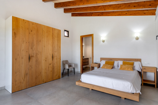 Eines der drei Schlafzimmer im Erdgeschoss mit Badezimmer en Suite...