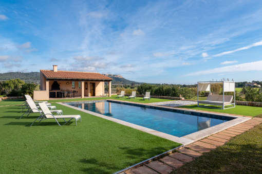 Weitblick und überdachte Barbecuebereich beim Pool