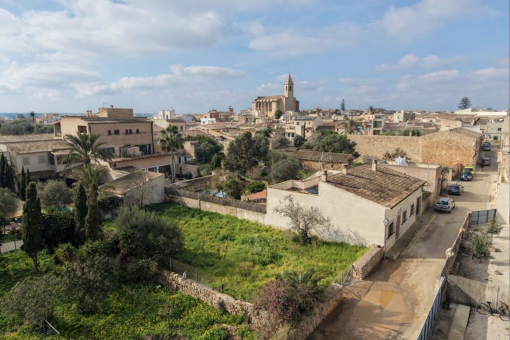 Aerial view of the plot located in the town center of Santanyí