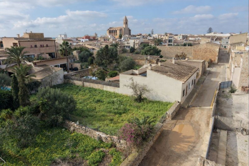 Central yet quiet location in a cul-de-sac, close to the main plaza