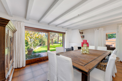 Comedor luminoso con conexión al jardín